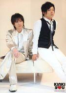 【中古】生写真(ジャニーズ)/アイドル/Kinki Kids Kinki Kids/堂本光一・堂本剛/全身・座り・衣装白・光一足組み・剛ベスト黒・背景ベージュ・枠無し/Kinki you【02P26Mar16】【画】 - ネットショップ駿河屋　楽天市場店