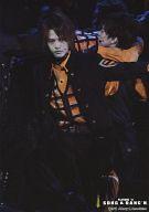 【中古】生写真(ジャニーズ)/アイドル/NYC NYC /<strong>中山優馬</strong>/ライブフォト・膝上・衣装黒・オレンジ・後ろにメンバー・イヤホンマイク・枠無し/PLAYZONE’11 SONG ＆ DANC’N.