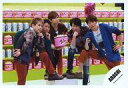 【中古】生写真(ジャニーズ)/アイドル/嵐 嵐/集合(5人)/横型・片足上げ・松本右手ポップコーン・相...