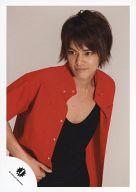 【中古】生写真(ジャニーズ)/アイドル/NYC NYC /<strong>中山優馬</strong>/上半身・衣装赤・黒・目線左・背景グレー/公式生写真
