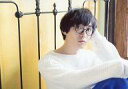 【中古】生写真(男性)/声優/歌手 寺島拓篤/横型・上半身・衣装白・眼鏡・左手頭・右手膝・背景黄色/写真集「寺島拓篤1st.フォトブック 19831220」特典生写真