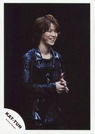 【中古】生写真(ジャニーズ)/アイドル/KAT-TUN KAT-TUN/亀梨和也/膝上・衣装黒・両手合わせ・背景黒・笑顔/公式生写真【タイムセール】