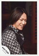 【中古】生写真(ジャニーズ)/アイドル/KAT-TUN KAT-TUN/亀梨和也/上半身・衣装黒・白・目線下・笑顔/公式生写真