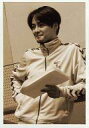 【中古】生写真(男性)/俳優 木村了(ゼラ)/上半身・衣装白・左手台本・モノクロ・私服ショット/舞台...