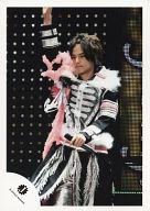 【中古】生写真(ジャニーズ)/アイドル/NYC NYC /<strong>中山優馬</strong>/ライブフォト・膝上・衣装黒・銀・ピンク・左手マイク・右手上げ・背景スクリーン/公式生写真