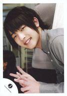 【中古】生写真(ジャニーズ)/アイドル/ジャニーズJr. ジャニーズJr./<strong>中村嶺亜</strong>/バストアップ・衣装グレー・両手ピース・体左向き/公式生写真