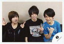 【中古】生写真(ジャニーズ)/アイドル/ジャニーズJr. ジャニーズJr./安井・森田・萩谷/横型・上半身・衣装黒・青・センター森田右手ピース/公式生写真