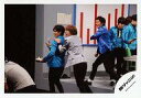 【中古】生写真(ジャニーズ)/アイドル/関ジャニ∞ 関ジャニ∞/錦戸亮・安田章大・丸山隆平/横型・スタジオ・膝上・衣装グレー・青・黒・スーツ・目線左・口開け・笑顔/公式生写真