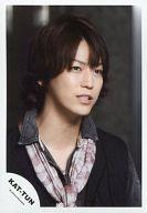 【中古】生写真(ジャニーズ)/アイドル/KAT-TUN KAT-TUN/亀梨和也/バストアップ・ベスト黒・デニムシャツグレー・ストール赤白・目線右/公式生写真【タイムセール】