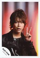 【中古】生写真(ジャニーズ)/アイドル/KAT-TUN KAT-TUN/亀梨和也/バストアップ・衣装黒・左手ピース・舌出し・背景赤/公式生写真【タイムセール】