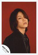 【中古】生写真(ジャニーズ)/アイドル/KAT-TUN KAT-TUN/亀梨和也/バストアップ・衣装黒・体右向き・左目前髪隠れ・口開け・背景赤/公式生写真【タイムセール】