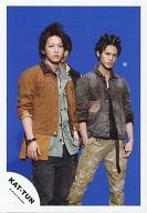 【中古】生写真(ジャニーズ)/アイドル/KAT-TUN KAT-TUN/亀梨和也・上田竜也/膝上・亀梨ジャケット茶色・上田Gジャン・上田右手ポケット・背景青/公式生写真