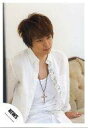 【中古】生写真(ジャニーズ)/アイドル/NEWS NEWS/増田貴久/膝上・衣装白・ソファ座り・ネックレス・背景白/公式生写真