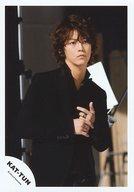 【中古】生写真(ジャニーズ)/アイドル/KAT-TUN KAT-TUN/亀梨和也/上半身・衣装黒・両手重ね・右向き・顔傾げ・口閉じ/公式生写真【タイムセール】