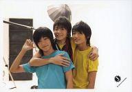【中古】生写真(ジャニーズ)/アイドル/ジャニーズJr. ジャニーズJr./高橋颯・岸優太・<strong>中村嶺亜</strong>/横型・上半身・Tシャツ水色黄色・肩組み・中村親指立て/公式生写真