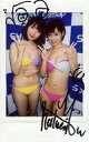 【中古】生写真(女性)/グラビアアイドル ☆田中菜々・夏江美優/膝上・水着黄ピンク・田中右手ピース・夏江両手ピース・直筆サイン入り/生チェキ