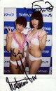 【中古】生写真(女性)/グラビアアイドル ☆田中菜々・夏江美優/膝上・水着白ピンク・ピース・背景青白・直筆サイン入り/生チェキ