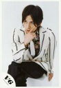 【中古】生写真(ジャニーズ)/アイドル/V6 V6/岡田准一/膝上・座り・衣装白黒・右手親指人差し指顔・目線左/公式生写真 【中古】生写真(ジャニーズ)/アイドル/V6 V6/岡田准一/膝上・座り・衣装白黒・右手親指人差し指顔・目線左/公式生写真