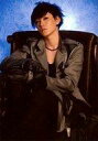 【中古】生写真(男性)/俳優 玉城裕規(周康哉)/膝上・座り・衣装グレー・右手左手手袋・ソファ茶色・背景青・キャラクターショット/イベント「メサイア-秘色ノ章-」【タイムセール】