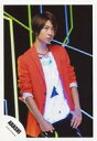 【中古】生写真(ジャニーズ)/アイドル/嵐 嵐/相葉雅紀/膝上・衣装赤白・両手下・目線右・背景黒/公式生写真