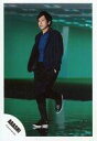 【中古】生写真(ジャニーズ)/アイドル/嵐 嵐/二宮和也/全身・衣装黒・青・左手ポケット・左足上げ・体左向き・背景緑/「復活LOVE」PV&ジャケ写撮影オフショット/公式生写真【タイムセール】