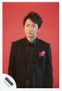 【中古】生写真(ジャニーズ)/アイドル/嵐 嵐/大野智/上半身・衣装黒・体正面・顔左向き・背景赤/「復活LOVE」PV&ジャケ写撮影オフショット/公式生写真