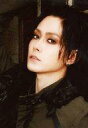 【中古】生写真(男性)/俳優 玉城裕規(周康哉)/バストアップ・衣装黒.茶・右手上げ・体左向き・キャラクターショット/舞台「メサイア-鋼ノ章-」ブロマイド