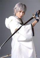 【中古】生写真(男性)/俳優 染谷俊之(鶴丸国永)/膝上・衣装白・右向き・右手上げ・背景グレー・キャラクターショット/舞台「刀剣乱舞」個人セットブロマイド