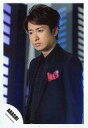 【中古】生写真(ジャニーズ)/アイドル/嵐 嵐/大野智/上半身・衣装黒・体左向き・背景ビルのオブジェ/「復活LOVE」PV&ジャケ写撮影オフショット/公式生写真