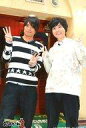 【中古】生写真(男性)/声優 浪川大輔・岡本信彦/膝上・衣装白.黒・両手ピース・ポストカードサイズ/DVD「浪川大輔と岡本信彦のおつかれ3その3」Amazonオリジナル生写真【タイムセール】