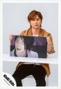 【中古】生写真(ジャニーズ)/アイドル/KinKi Kids KinKi Kids/堂本光一/膝上・座り・ジャケット茶・インナー白・両手パネル剛・顔右向き・目線やや右上・背景白/「N album」ジャケ写撮影&「なんねんたっても」PV撮影/公式生写真