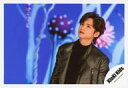 【中古】生写真(ジャニーズ)/アイドル/KinKi Kids KinKi Kids/堂本光一/横型・上半身・衣装グレー黒・体斜め・目線左上・背景青紫水色/「道は手ずから夢の花」PV&ジャケ写撮影/公式生写真