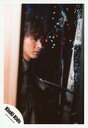 【中古】生写真(ジャニーズ)/アイドル/KinKi Kids KinKi Kids/堂本光一/上半身・衣装グレー・体右向き・横向き・ガラス・水・手前に壁茶・背景黒/「道は手ずから夢の花」PV&ジャケ写撮影/公式生写真【タイムセール】