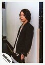 【中古】生写真(ジャニーズ)/アイドル/KinKi Kids KinKi Kids/堂本剛/膝上・衣装黒白・体左向き・左手下・壁寄りかかり・カメラ目線・背景白黒/「道は手ずから夢の花」PV&ジャケ写撮影/公式生写真
