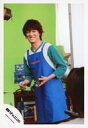 【中古】生写真(ジャニーズ)/アイドル/関ジャニ∞ 関ジャニ∞/丸山隆平/膝上・衣装緑白・エプロン青・右手部品・左手おもちゃ・体左向き・目線右・ロボット・背景緑白/「パノラマ」PV&ジャケ写撮影/公式生写真
