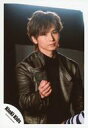 【中古】生写真(ジャニーズ)/アイドル/KinKi Kids KinKi Kids/堂本光一/上半身・衣装グレー黒・右手上げ・体右向き・やや首傾げ・背景黒/「道は手ずから夢の花」PV&ジャケ写撮影/公式生写真