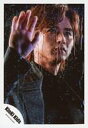 【中古】生写真(ジャニーズ)/アイドル/KinKi Kids KinKi Kids/堂本光一/バストアップ・衣装グレー黒・右手パー・体右向き・目線上・ガラス・水・背景黒/「道は手ずから夢の花」PV&ジャケ写撮影/公式生写真