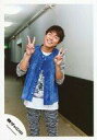 【中古】生写真(ジャニーズ)/アイドル/関ジャニ∞ 関ジャニ∞/村上信五/膝上・衣装青.グレー・両手ピース・顔傾げ・目閉じ・廊下/『NOROSHI』PV&ジャケ写撮影&『Black of night』PV撮影/公式生写真 - ネットショップ駿河屋 楽天市場店