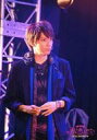 【中古】生写真(男性)/俳優 糸川耀士郎(氷河)/ライブフォト・膝上・衣装黒・顔右向き・両手上げ・口閉じ・背景黒・キャラクターショット/舞台「私のホストちゃん REBORN」舞台写真