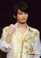 【中古】生写真(ジャニーズ)/アイドル/NYC NYC/<strong>中山優馬</strong>/ライブフォト・バストアップ・衣装白.金・右手グー・目線右・背景黒/PLAYZONE IN NISSAY