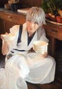 【中古】生写真(男性)/俳優 健人(鶴丸国永)/全身・衣装白・しゃがみ・食器・キャラクターショット/舞台「『刀剣乱舞』虚伝 燃ゆる本能寺」トレーディングブロマイド