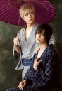 【中古】生写真(男性)/俳優 玉城裕規(蓬莱黒刀)・緑川睦(降織千紫朗)/膝上・衣装グレー.青.着物・肩に手・緑川傘持ち・キャラクターショット/舞台「裏切りは僕の名前を知っている」