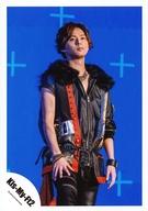 【中古】生写真(ジャニーズ)/アイドル/Kis-My-Ft2 Kis-My-Ft2/藤ヶ谷太輔/膝上・衣装黒金赤・体右向き・両手下・顔やや上向き・背景青/「Tonight」PV＆ジャケ写撮影/公式生写真 - ネットショップ駿河屋　楽天市場店