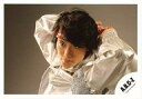 【中古】生写真(ジャニーズ)/アイドル/A.B.C-Z A.B.C-Z/戸塚祥太/横型・バストアップ・衣装銀・両手上げ組み・目線左・背景茶/ 「ABC座 2013 ジャニーズ伝説」オフショット/公式生写真