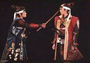 【中古】生写真(女性)/宝塚歌劇団(星組) 宝塚歌劇団(星組)/七海ひろき・天寿光希/ライブフォト・横型・膝上・青赤白黒色衣装・刀を相手に向ける・赤黒ベージュ金衣・2Lサイズ/星組バウホール公演「燃ゆる風-軍師・竹中半兵衛-」舞台写真【タイムセール】