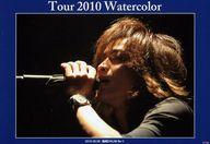 【中古】生写真(男性)/ミュージシャン INORAN/ライブフォト・横型・顔アップ・左向き・左手マイク・背景黒・「2010.05.05 福岡DRUM Be-1」/「Tour 2010 Watercolor」メモカぴあ