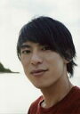 【中古】生写真(男性)/俳優 北園涼/顔アップ・衣装赤・左向き・口閉じ・野外/ファースト写真集「breeze」&メイキングDVD発売記念イベント 販売生写真