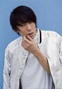 【中古】生写真(男性)/俳優 北園涼/上半身・衣装白・左手上げ・首傾げ・背景青/ファースト写真集「breeze」&メイキングDVD発売記念イベント 販売生写真