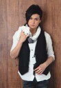 【中古】生写真(男性)/俳優 渡辺大輔/膝上・衣装白・黒・右手ストール・背景茶色/渡辺大輔・浜尾京介仲良しトークライブ生写真
