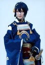 【中古】生写真(男性)/俳優 鈴木拡樹(三日月宗近)/膝上・衣装青・右手上げ・目線左・背景白・キャラクターショット/舞台「『刀剣乱舞』 義伝 暁の独眼竜」トレーディングブロマイド